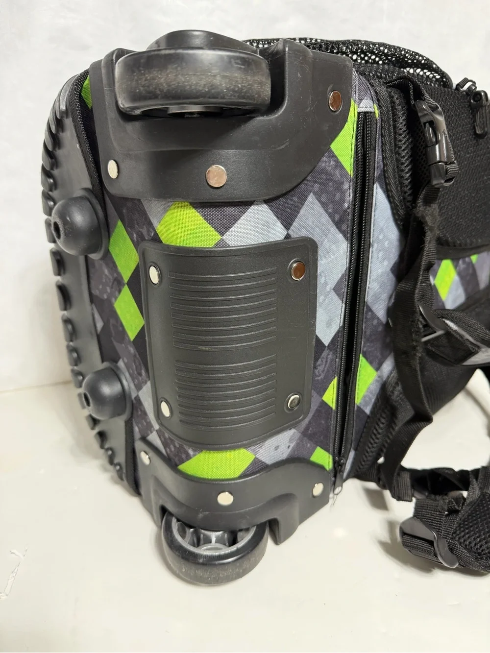 Tilami Green & Grey Triangle 19 Inch Kids Rolling Backpack w lunch bag